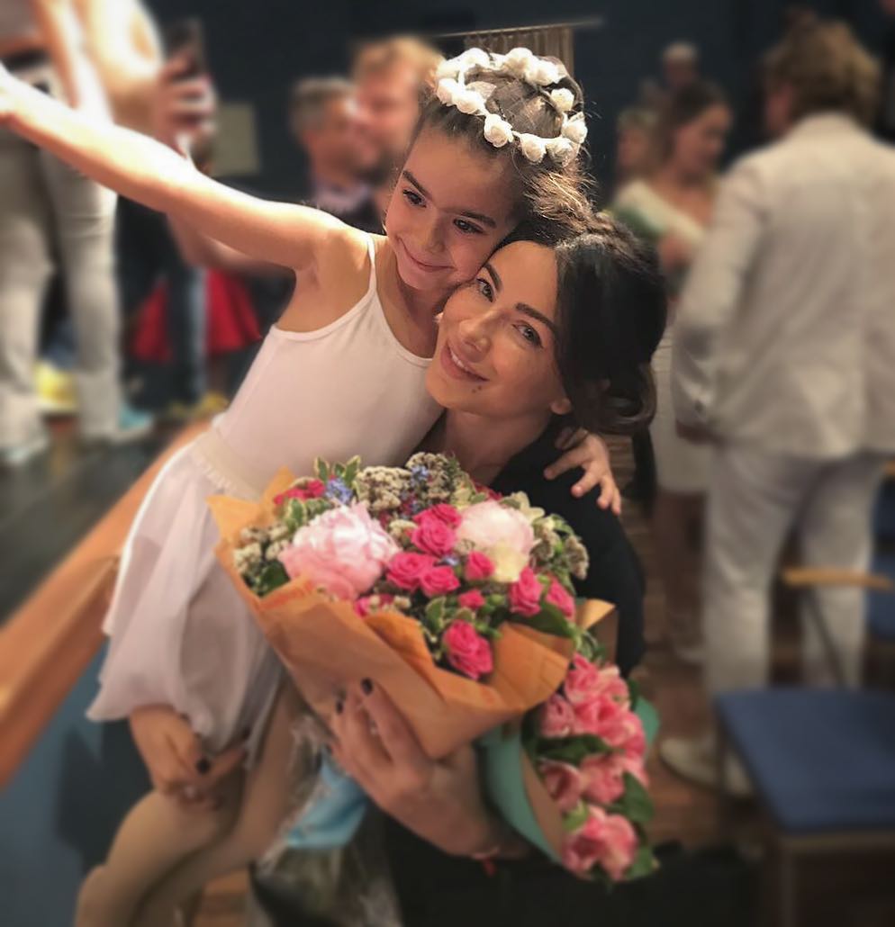 Самые сладкие объятия: Ани Лорак поделилась нежным фото с дочерью